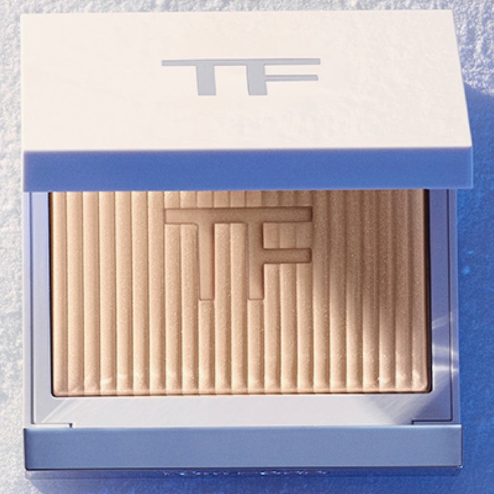 A limited-edition lightweight, long-wearing highlighter